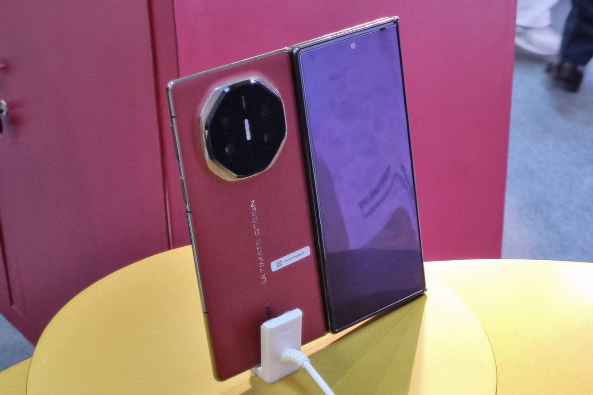 Tampak belakang HUAWEI Mate XT saat terbuka sebagian.