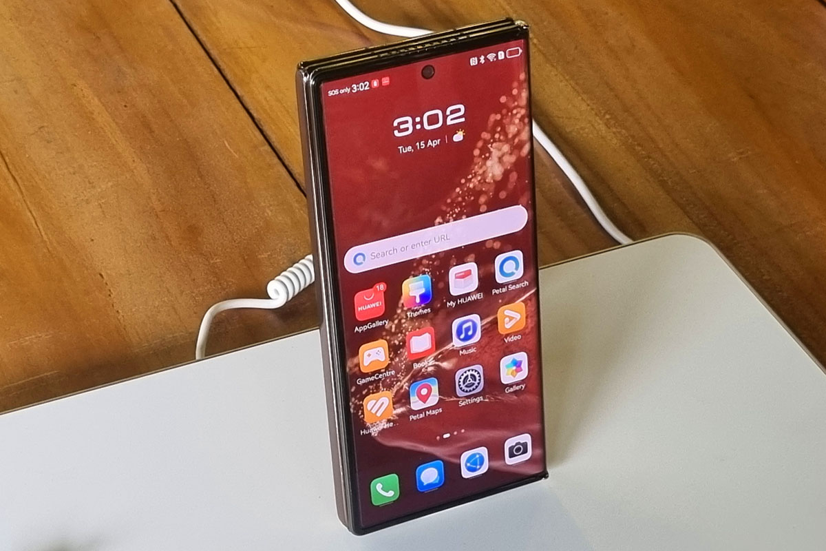 Tampak depan HUAWEI Mate XT saat tertutup.