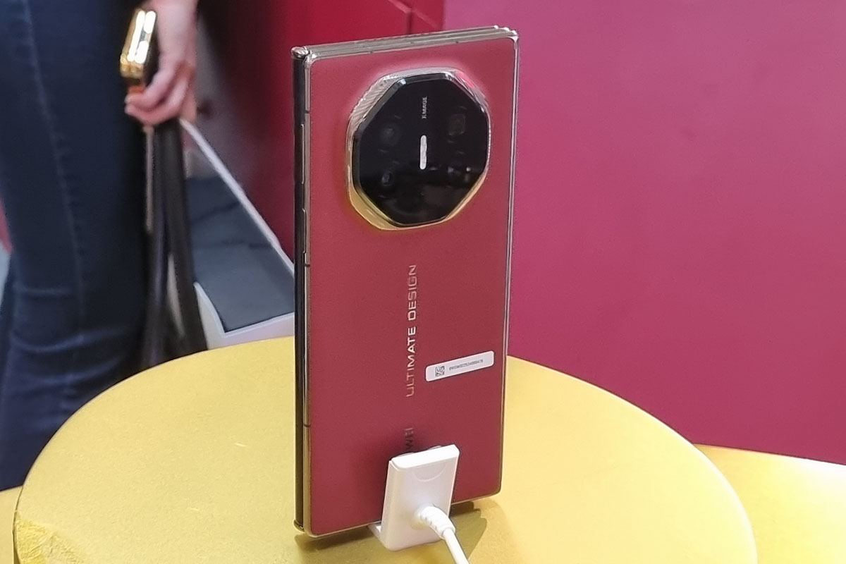Tampak belakang HUAWEI Mate XT saat tertutup.