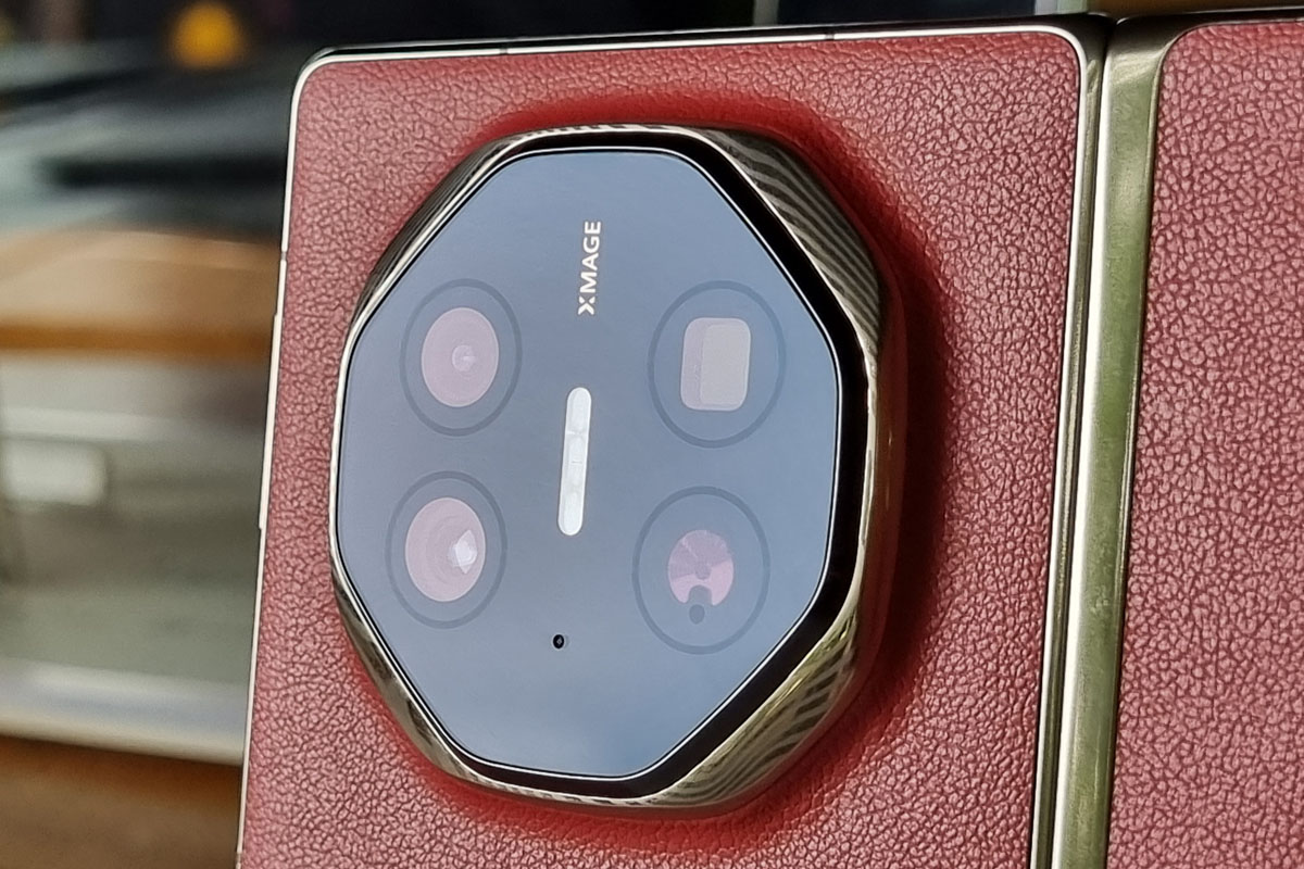 Sistem kamera belakang HUAWEI Mate XT.