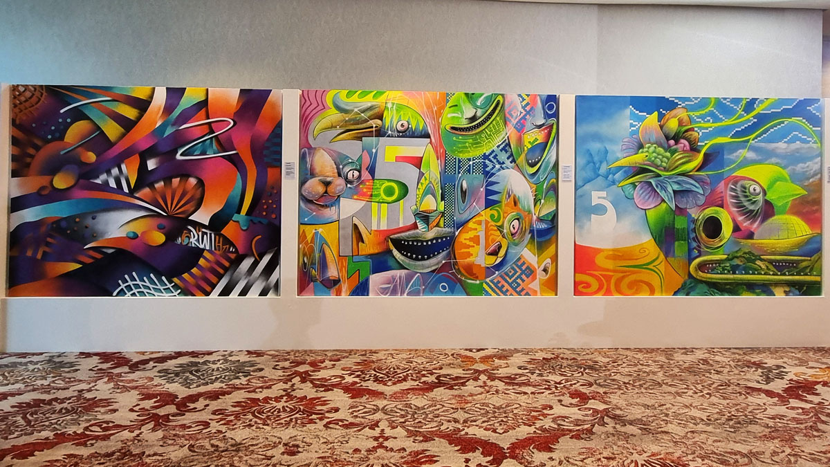 Tiga contoh mural kerja sama dengan para seniman lokal.