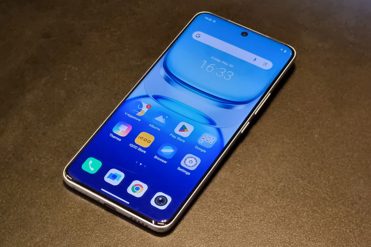 iQOO Z10 hadir dengan layar 120Hz Quad-Curved AMOLED.
