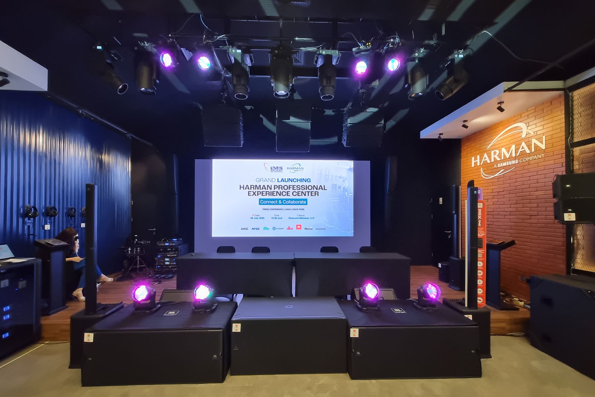 Beberaoa produk di HARMAN Professional Experience Center di Jakarta.