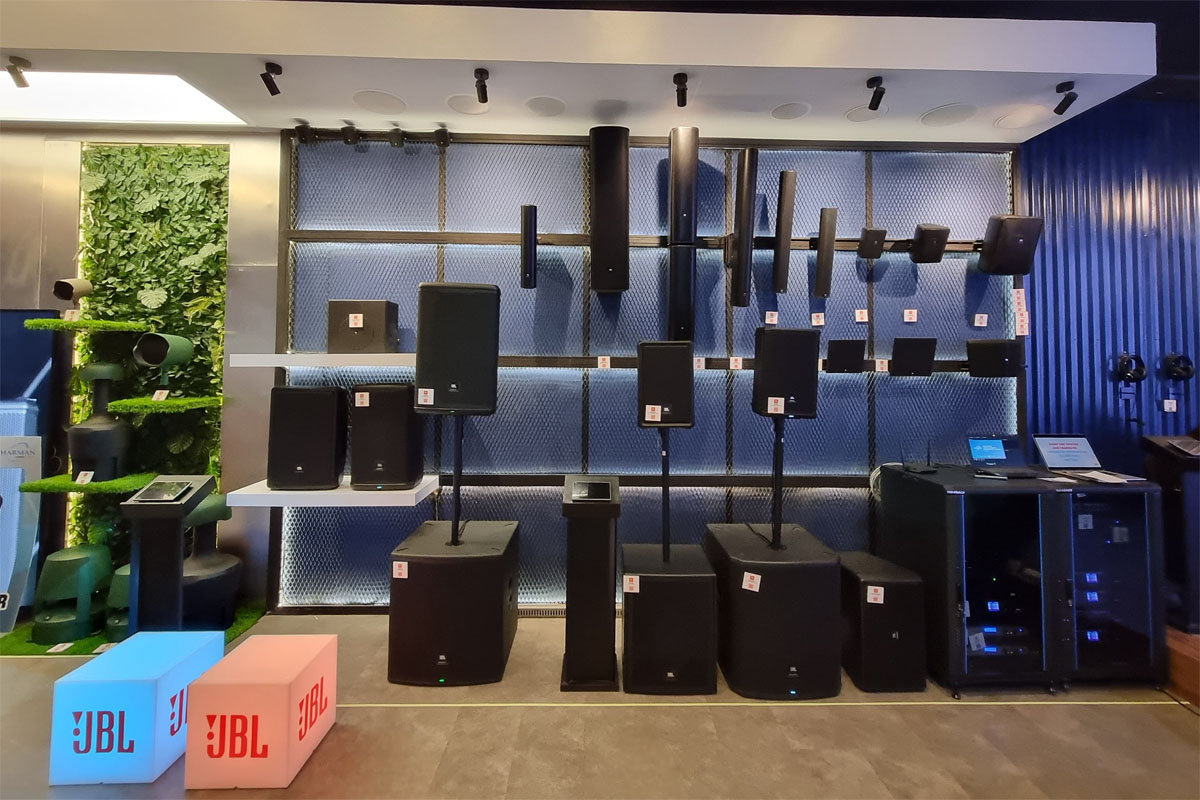Sejumlah produk di HARMAN Professional Experience Center di Jakarta.