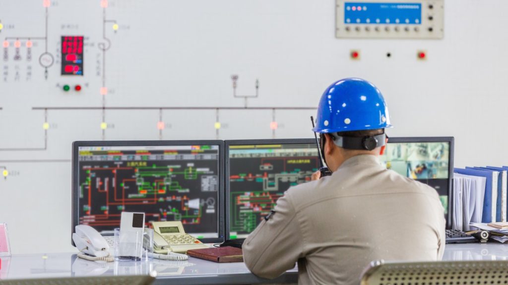 Teknologi operasional (operational technology—OT).