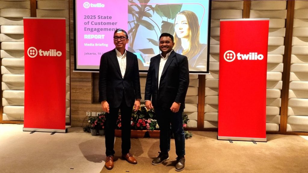 Irfan Ismail berfoto bersama Noveri Maulana usai memaparkan temuan-temuan khusus Indonesia dari SOCER 2025.