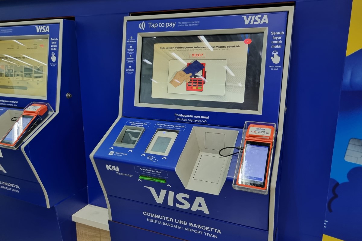 Cara bayar secara nirkontak dengan kartu Visa turut ditampilkan bila memilih opsi ini.