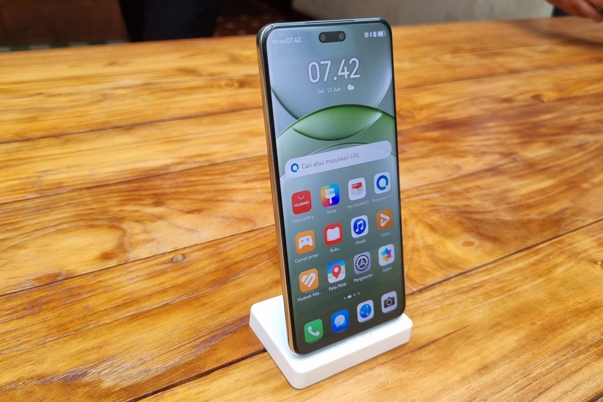 Tampak depan HUAWEI nova 13 Pro.