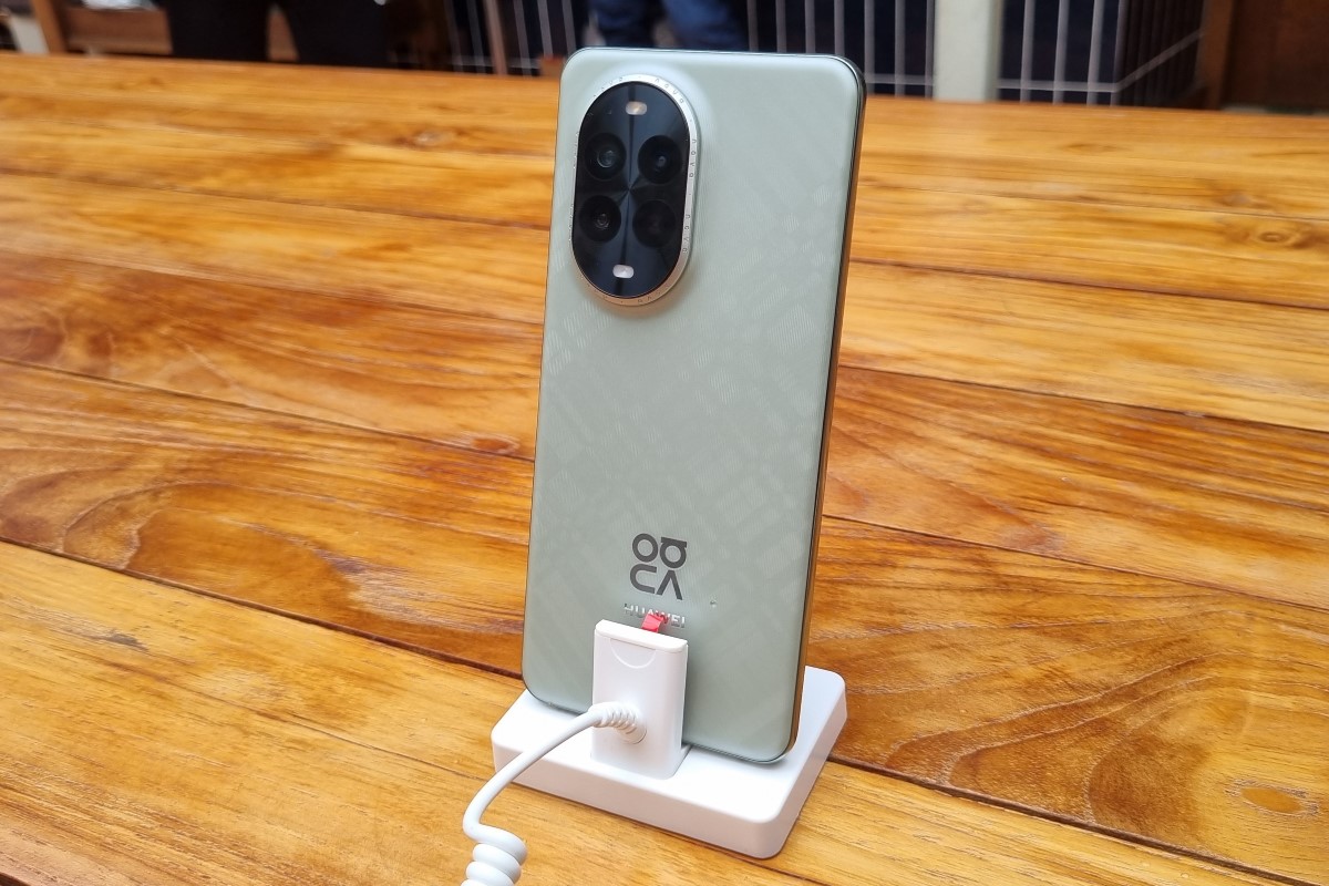 Tampak belakang HUAWEI nova 13 Pro.