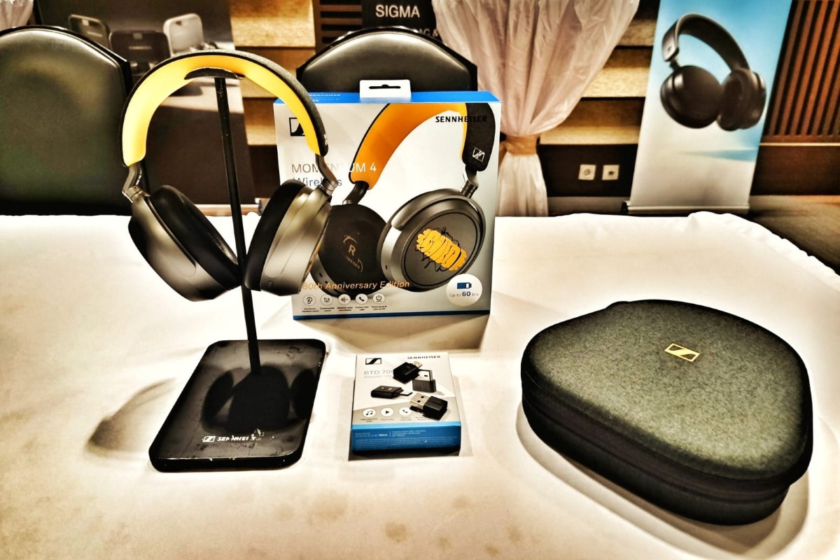 Sennheiser MOMENTUM 4 Wireless 80th Anniversary Edition dan Sennheiser BTD 700.