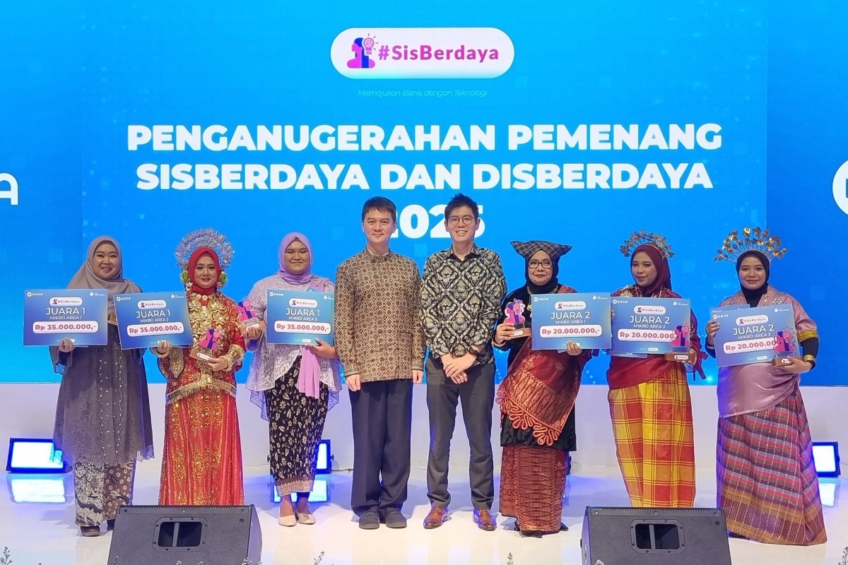 Para juara pertama dan kedua SisBerdaya 2025 Mikro.