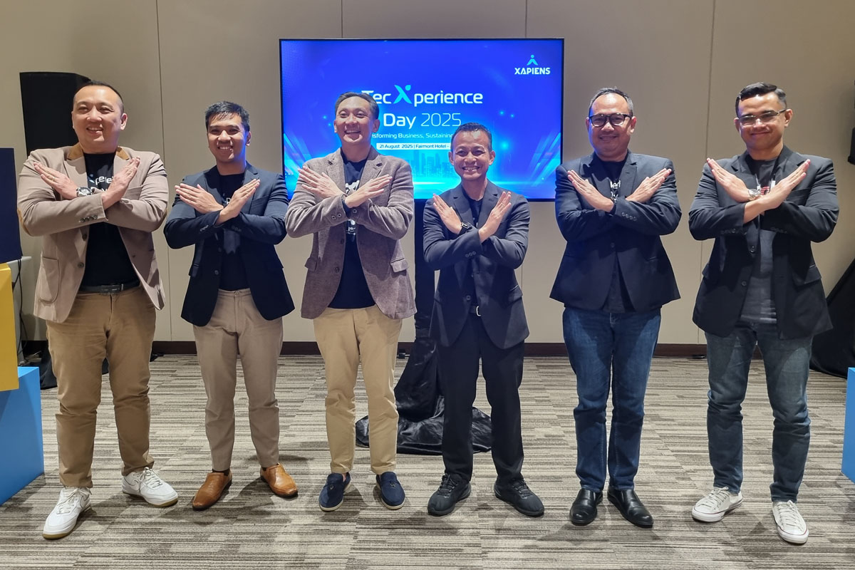 Sejumlah stakeholder Xapiens TecXperience Day 2025 berfoto bersama.