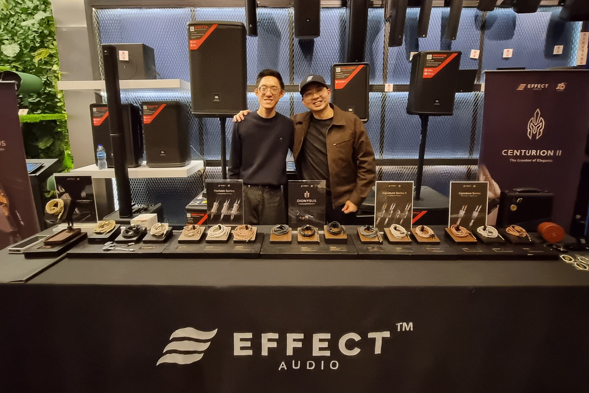 EA tidak hanya menyampaikan penunjukkan IOT, melainkan juga menampilkan produk-produknya.