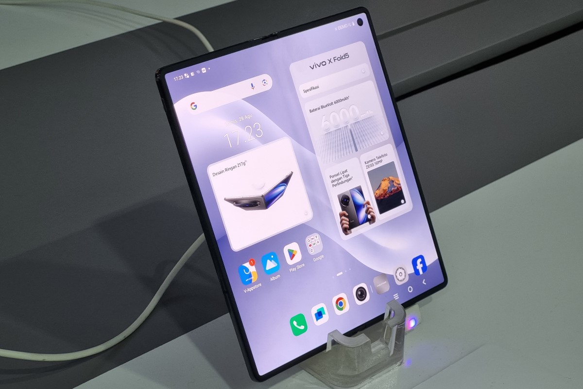 Tampak depan vivo X Fold5 saat terbuka (tidak terlipat).