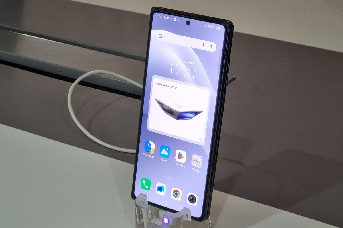Tampak depan vivo X Fold5 saat tertutup (terlipat).