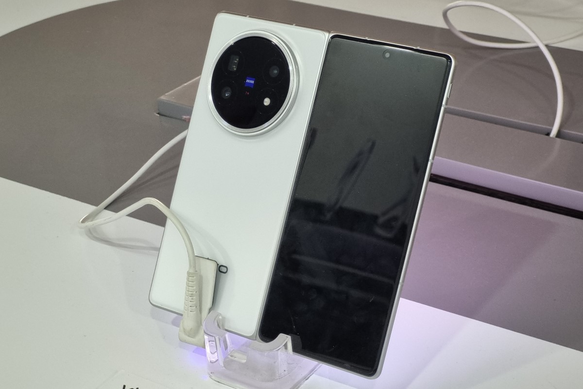 Tampak belakang vivo X Fold5 saat terbuka.