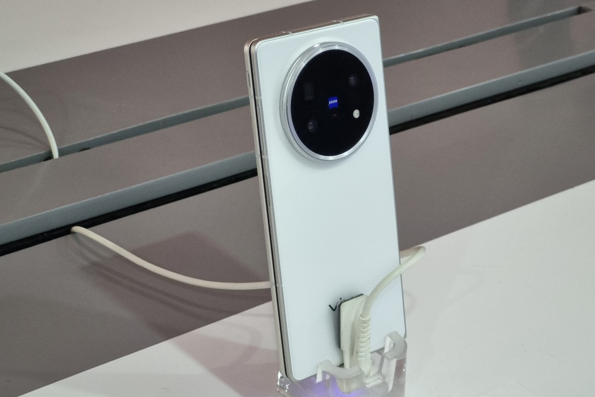 Tampak belakang vivo X Fold5 saat tertutup.