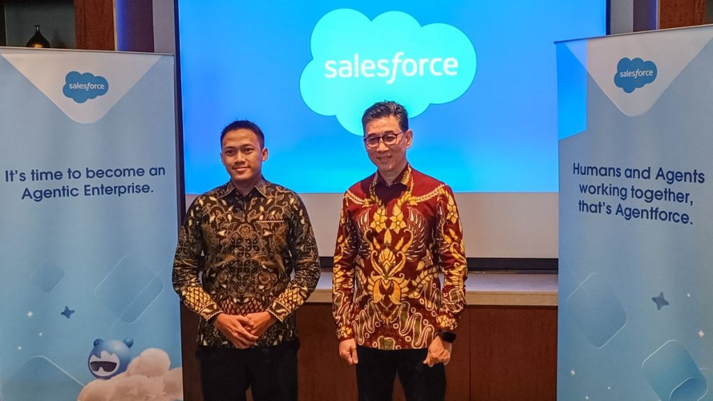 (ki-ka) Lukman Hakim dan Andreas Diantoro menyampaikan Salesforce Agentforce mulai mendukung Bahasa Indonesia.