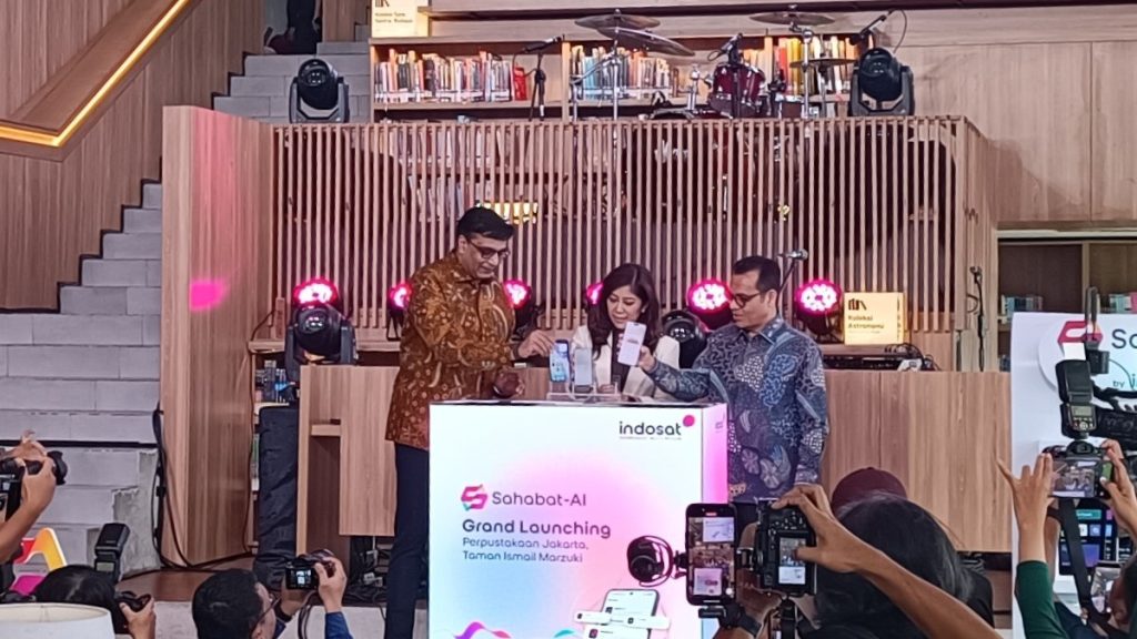 IOH meluncurkan aplikasi Sahabat-AI di Indonesia.