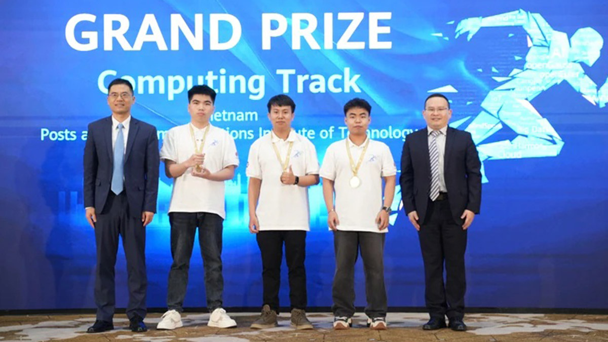 Tim pemenang utama Computing Track dari Practice Competition.