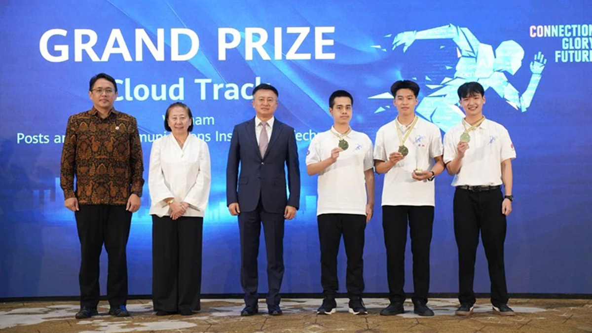 Tim pemenang utama Cloud Track dari Practice Competition.