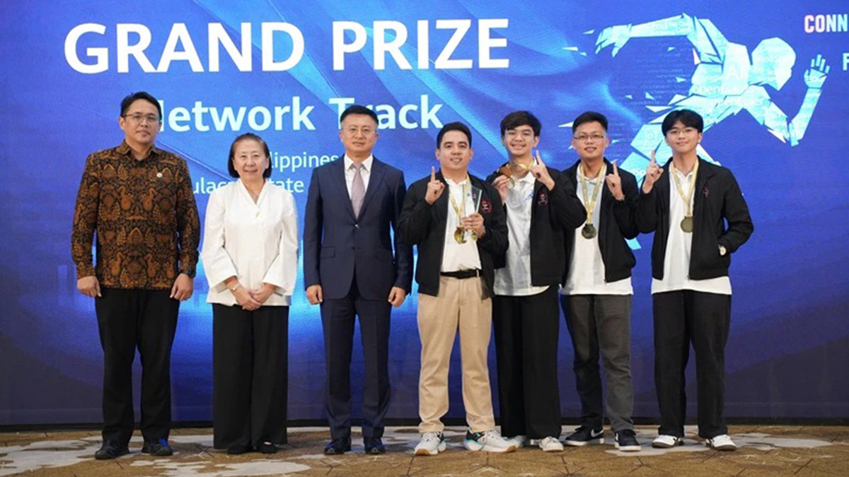 Tim pemenang utama Network Track dari Practice Competition.