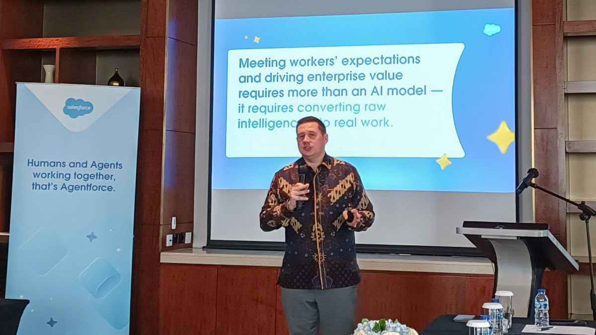 Gavin Barfield (Vice President & CTO, Salesforce ASEAN).