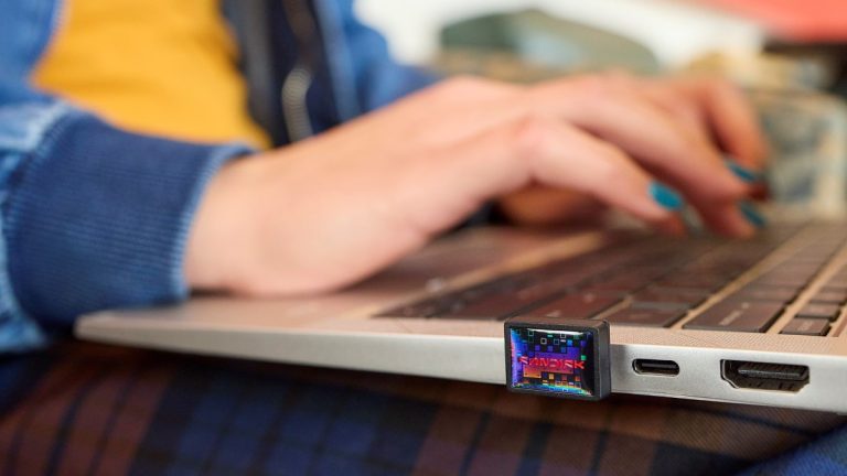 SANDISK Extreme Fit USB-C Flash Drive.
