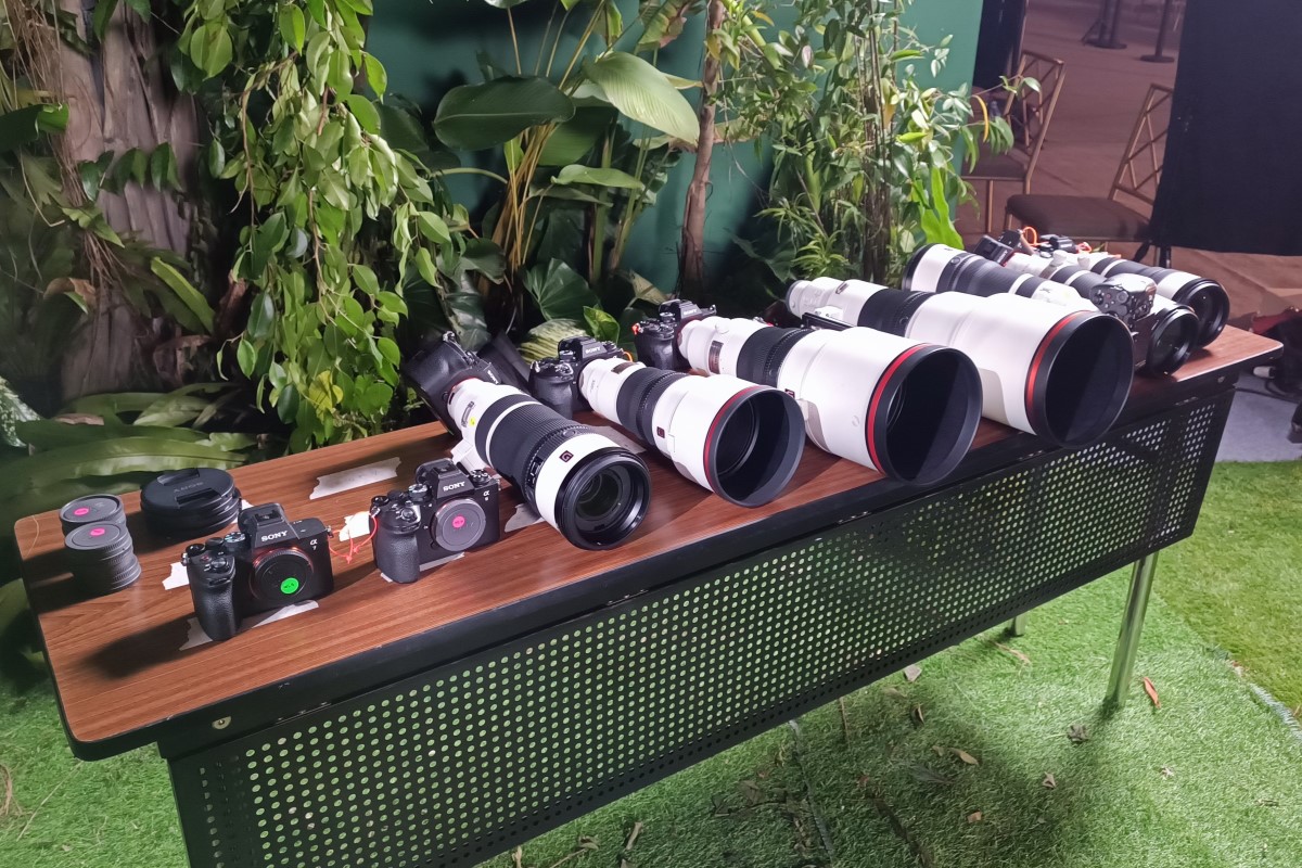 Sejumlah kamera Sony Alpha dan lensa Sony G Master.