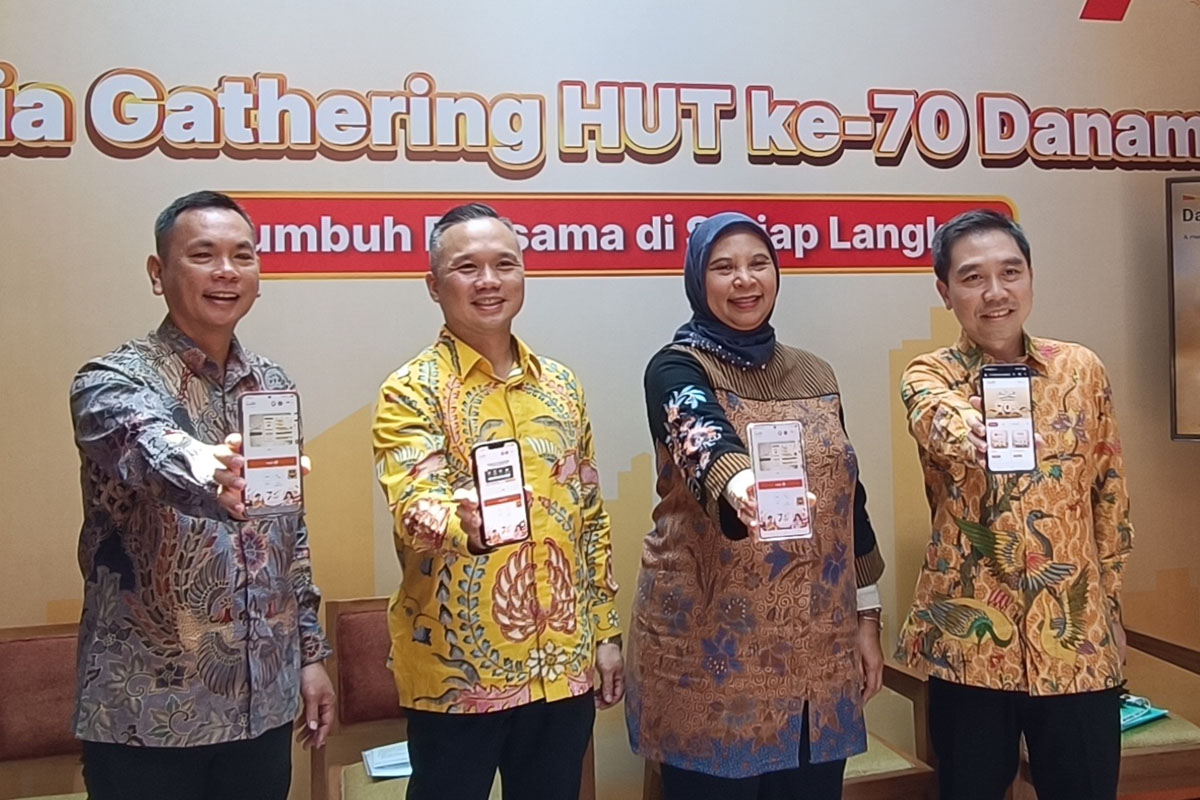 Danamon menunjukkan aplikasi D-Bank PRO.