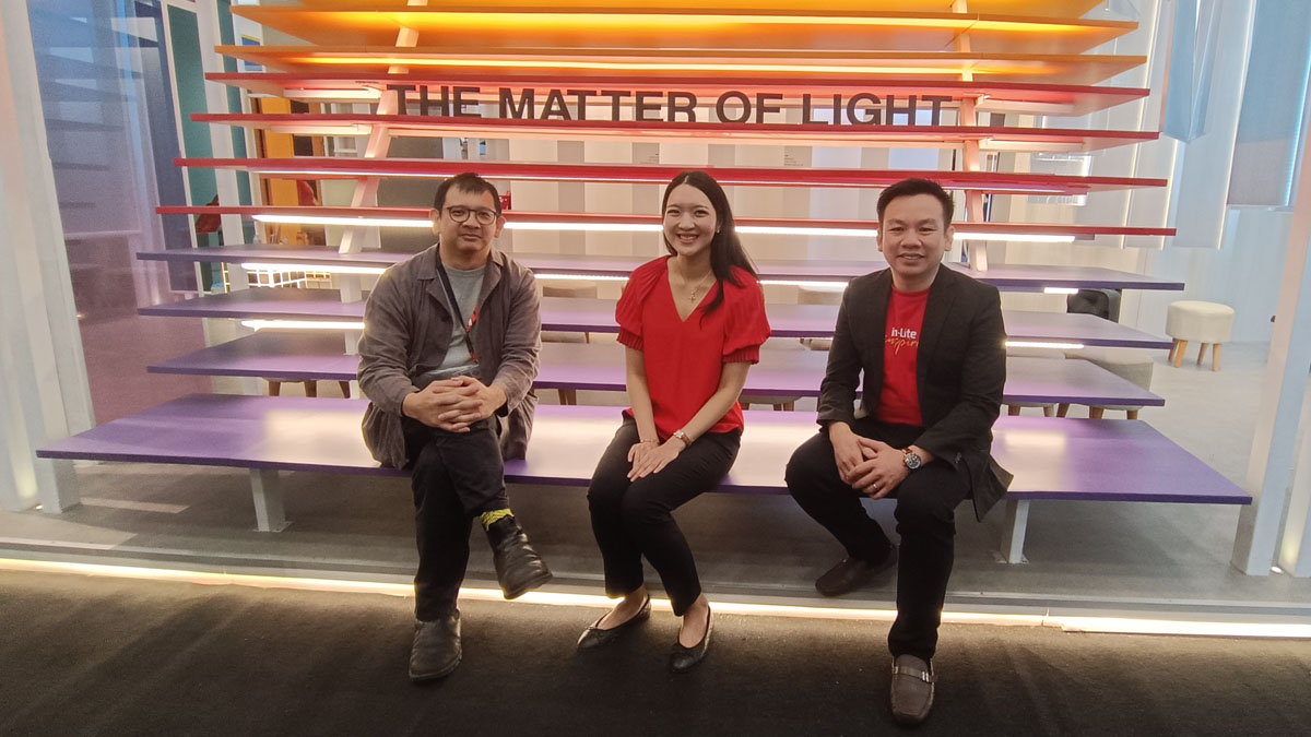 Alvar, Fransiska, dan Sufabian di Paviliun “The Matter of Light".