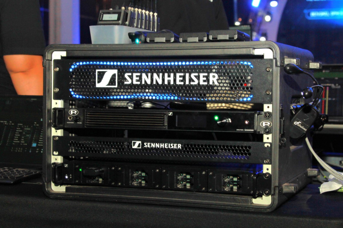 Sennheiser Spectera Base Station pada rak.